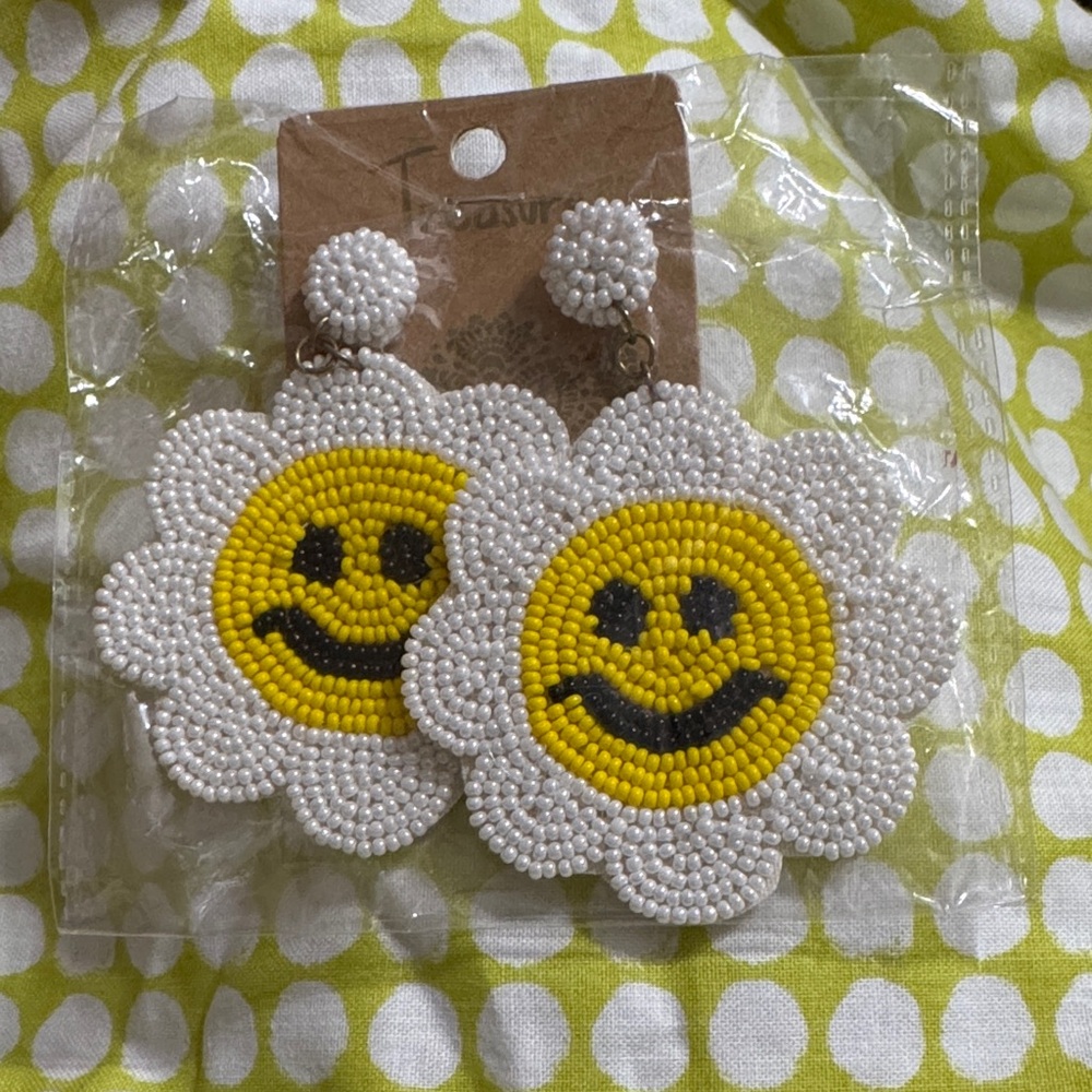 Smiley Flower Beaded Earrings - White and Yellow
